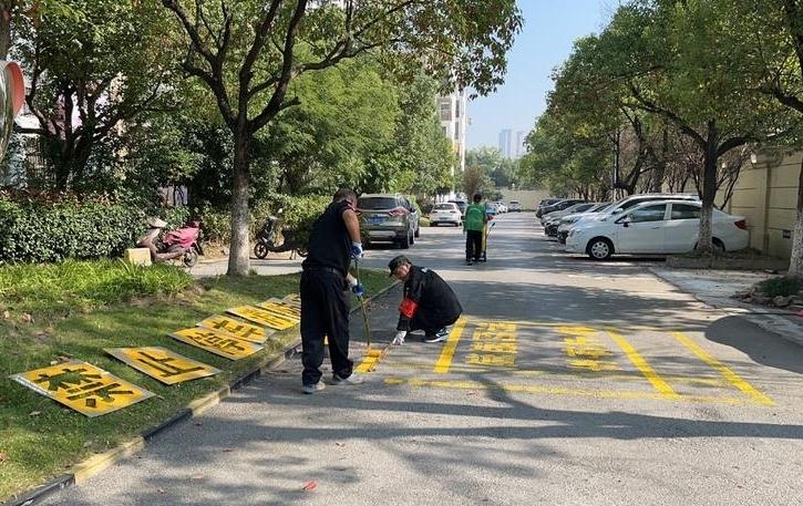 首先要说明白，物业就是服务者，不是高高在上的管理者。小区本来就是业主的，物业是业
