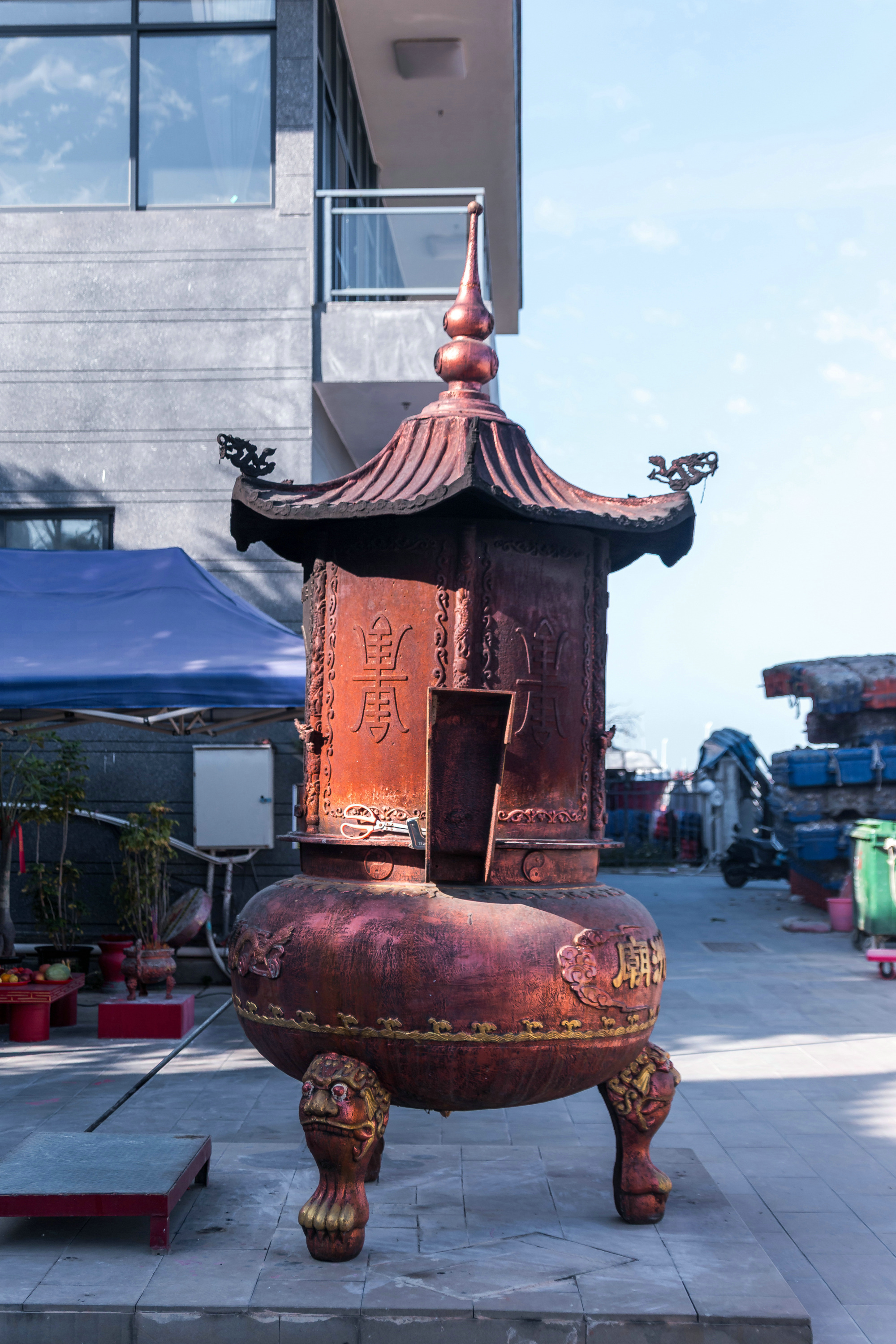 海南·三亚「南海龙王神洲庙」，这座庙宇之所以特殊，源于一个古老的传说，一位渔夫在