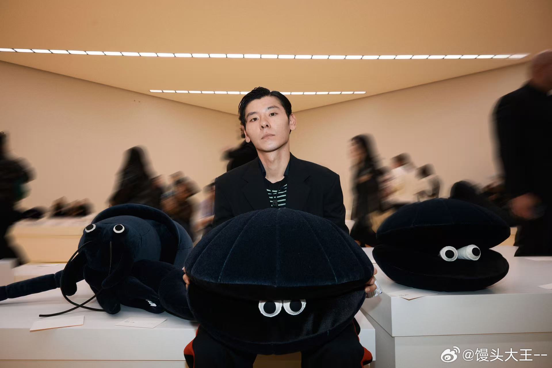 蒋奇明状态 内娱少有的这种冷冽帅，蒋奇明看秀生图稳得一批，松弛感和高级感平衡得刚