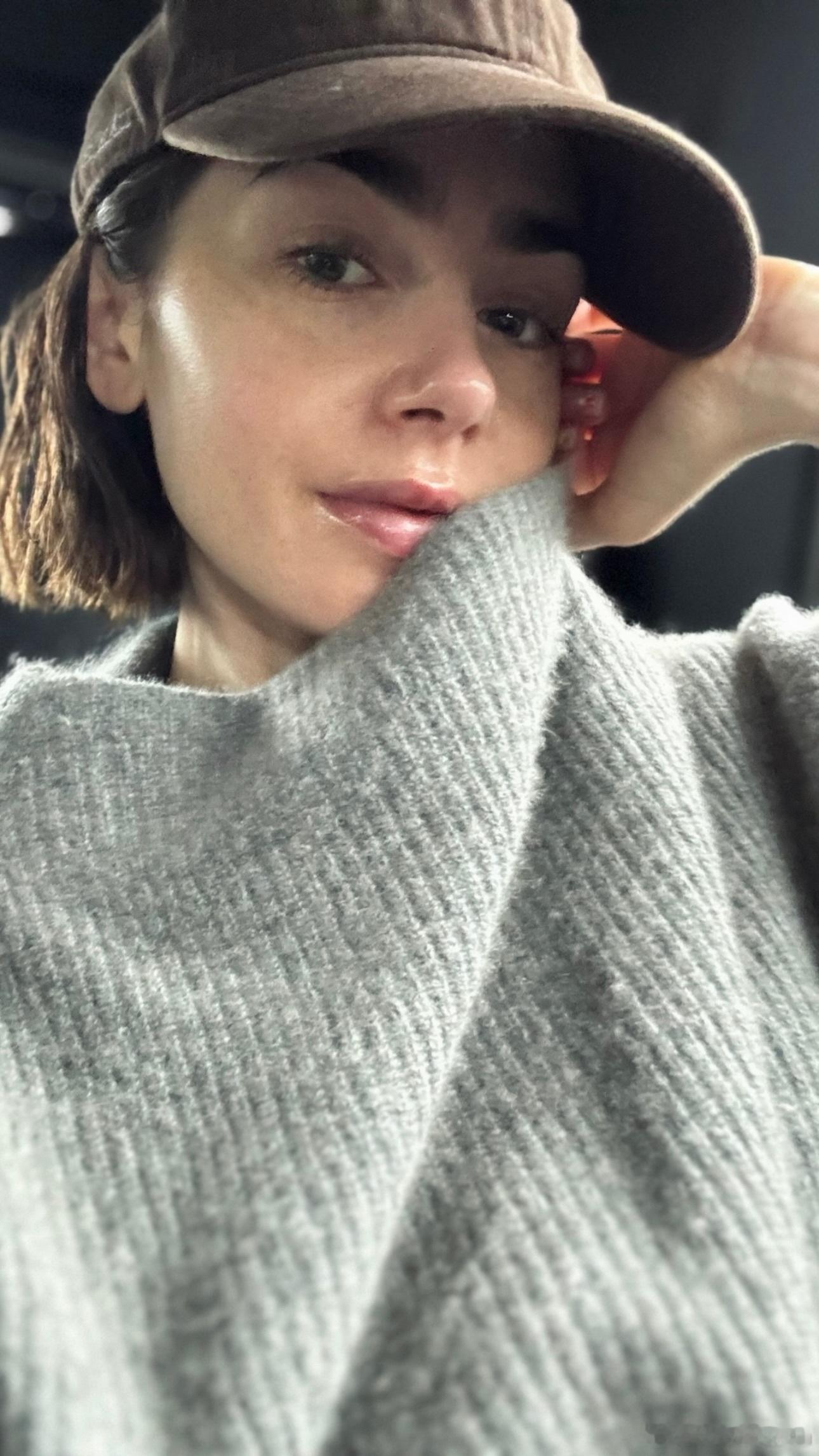 Lily collins莉莉柯林斯晒新私照，秋天到秋装上🍂 ​​​
