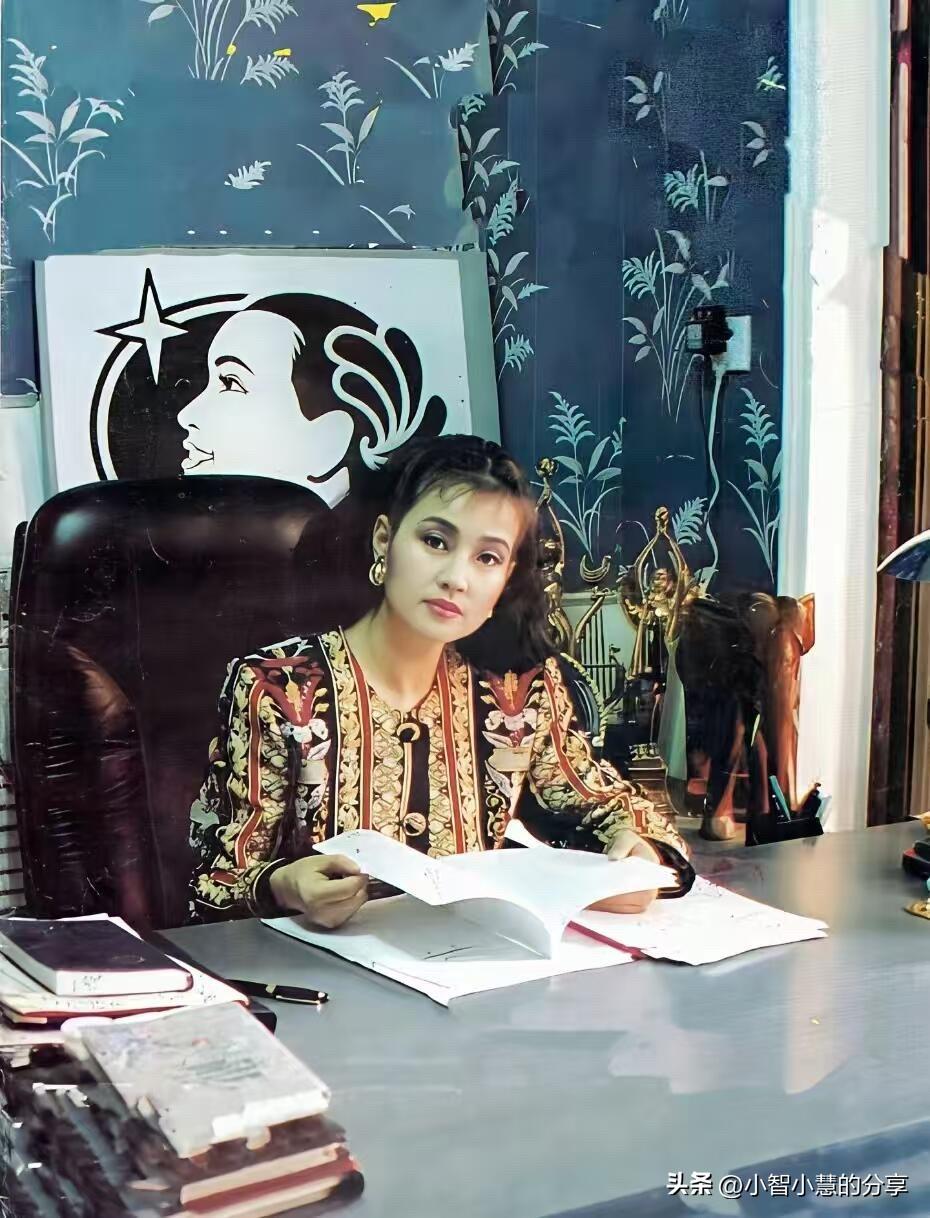 九十年代这一位女明星在办公室里研究剧本，能一眼认出来她的绝对是眼睛很毒辣的影迷了
