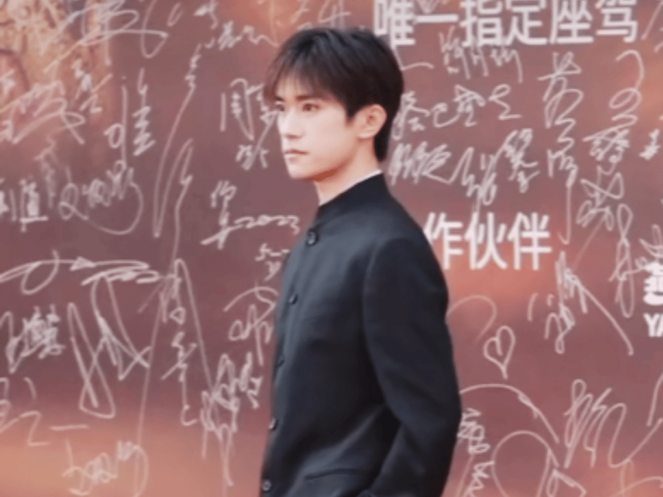 易烊千玺小碎步走红毯，好忙！

华表奖红毯现场，最忙的应该就是易烊千玺吧！

只