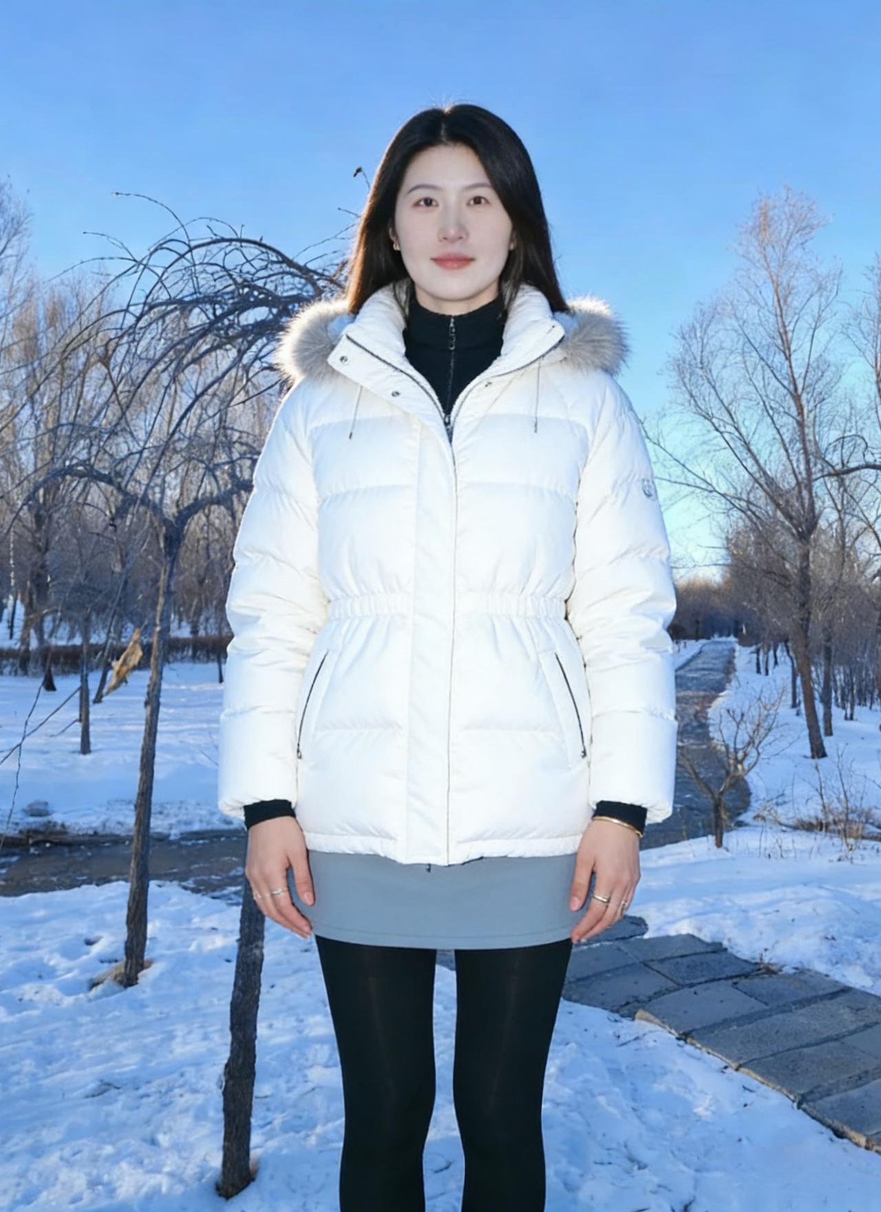 雪把林间的路揉成了银箔
风掠过枝桠，抖落细碎的冷光
白羽绒服裹着一团温柔
像雪地