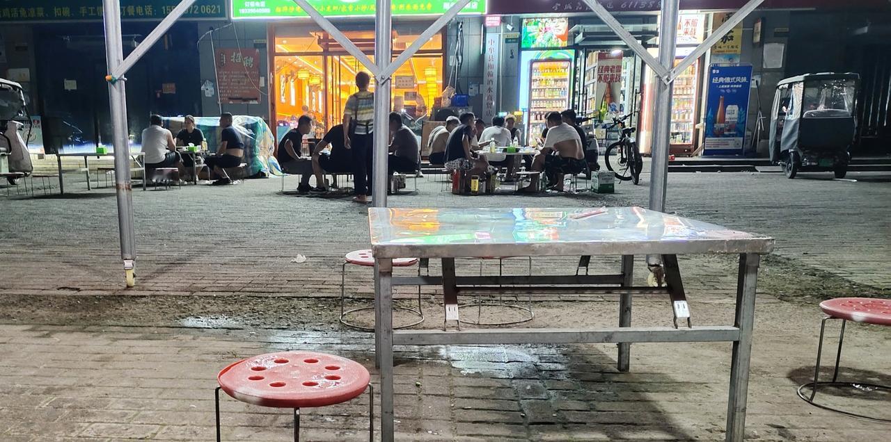 七夕节正逢石先生生日，于是谁也不给谁买礼物，约上朋友在外面吃一顿就算过节。
我们