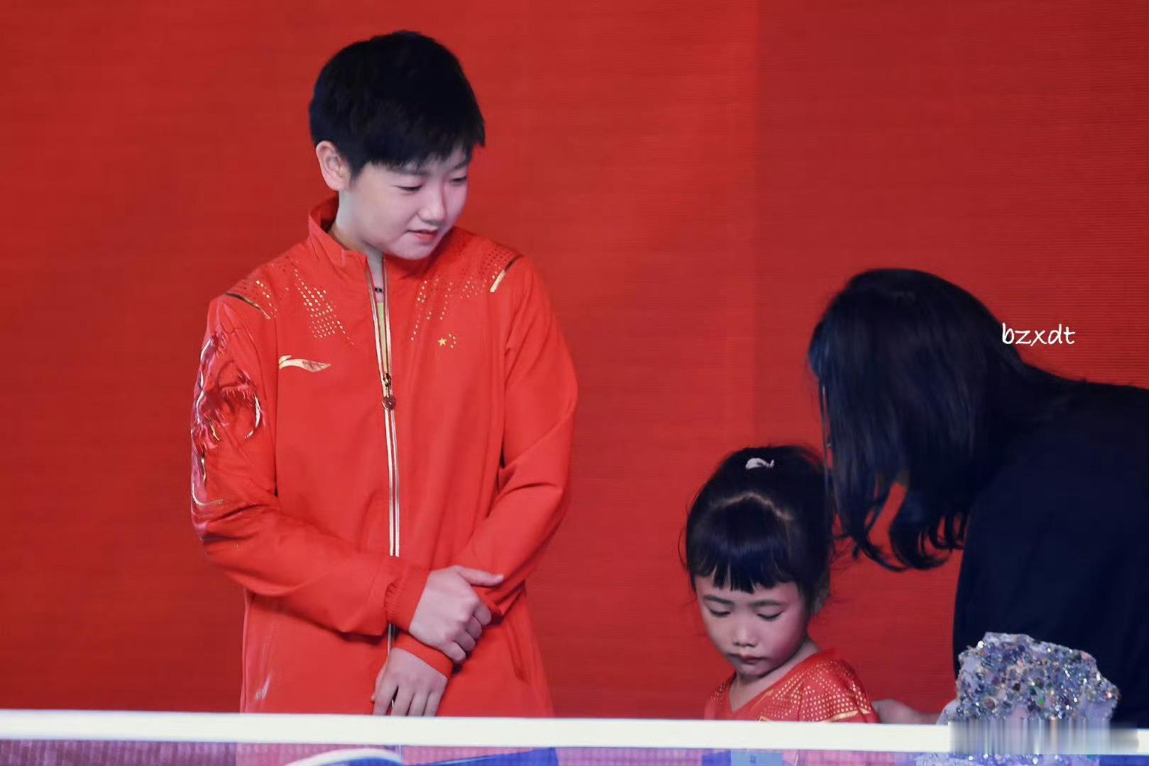 小孩子才做选择题，我又不是小孩子，我两个都要[彩虹屁][彩虹屁][彩虹屁]图源水