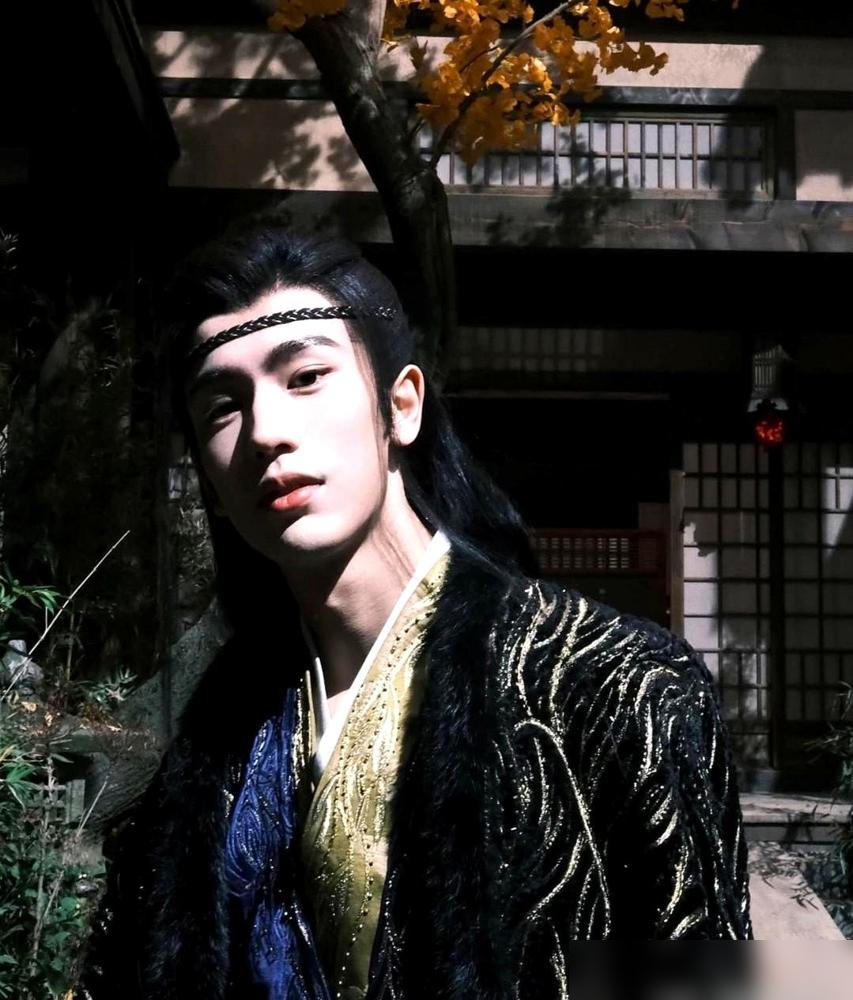 别再嘲笑张凌赫是“粉底液将军”了。那不是他的错，那是他离开了郭敬明这个“视觉亲爹