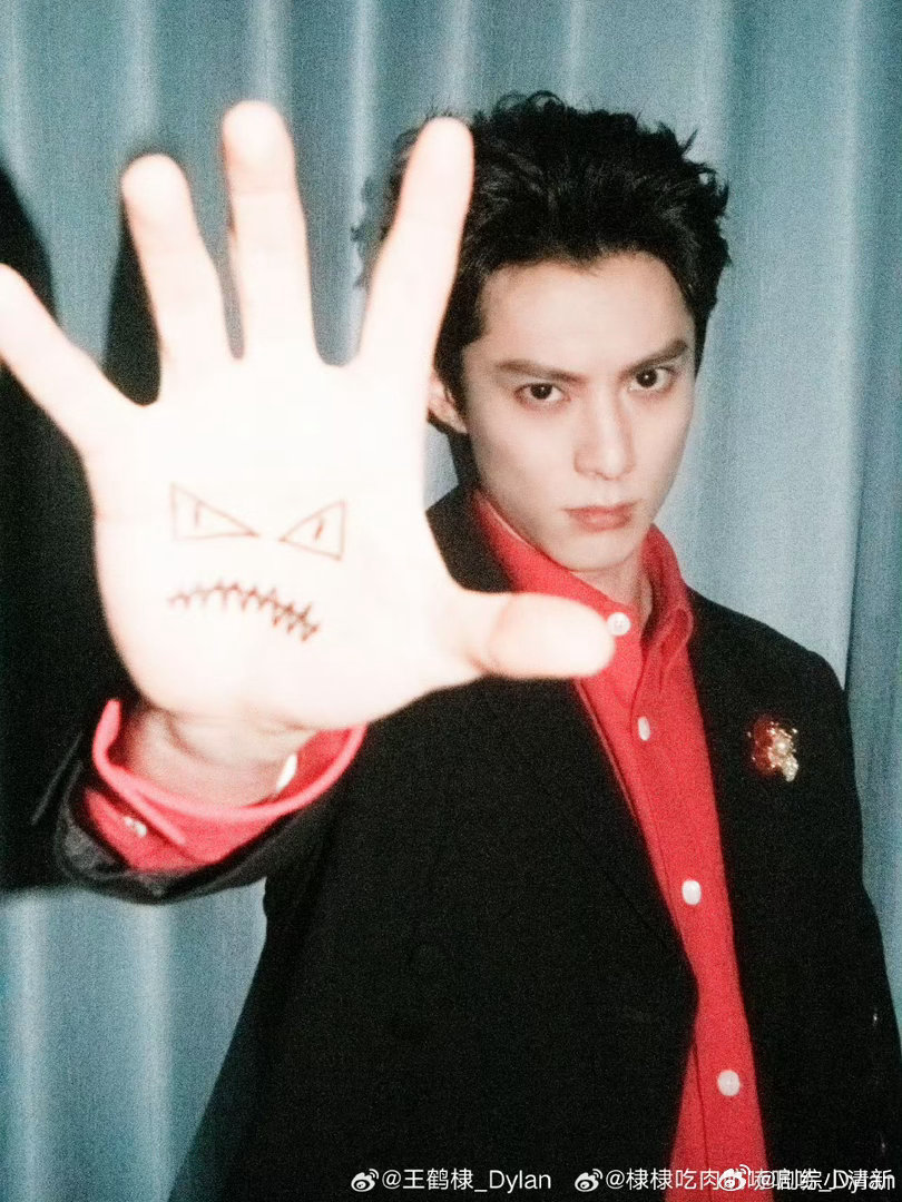 王鹤棣首次缺席阅文盛典 人没到，但仪式感不能少。王鹤棣这次在《将门独后》剧组远程