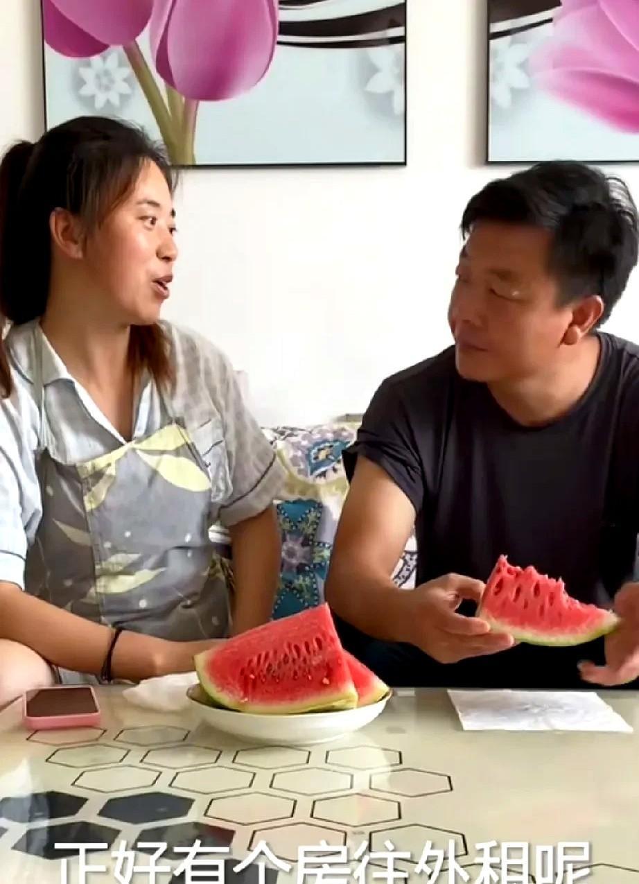 38℃街头，他晒成两截色

老婆掀开袖子那刻，眼泪差点掉下来

陈宏在镇上路口摆