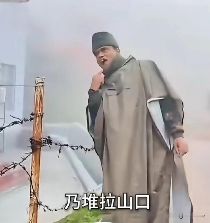 印度士兵厚着脸皮找解放军要吃的，被解放军拍手拒握手，挨了狠狠两巴掌，解放军随手用