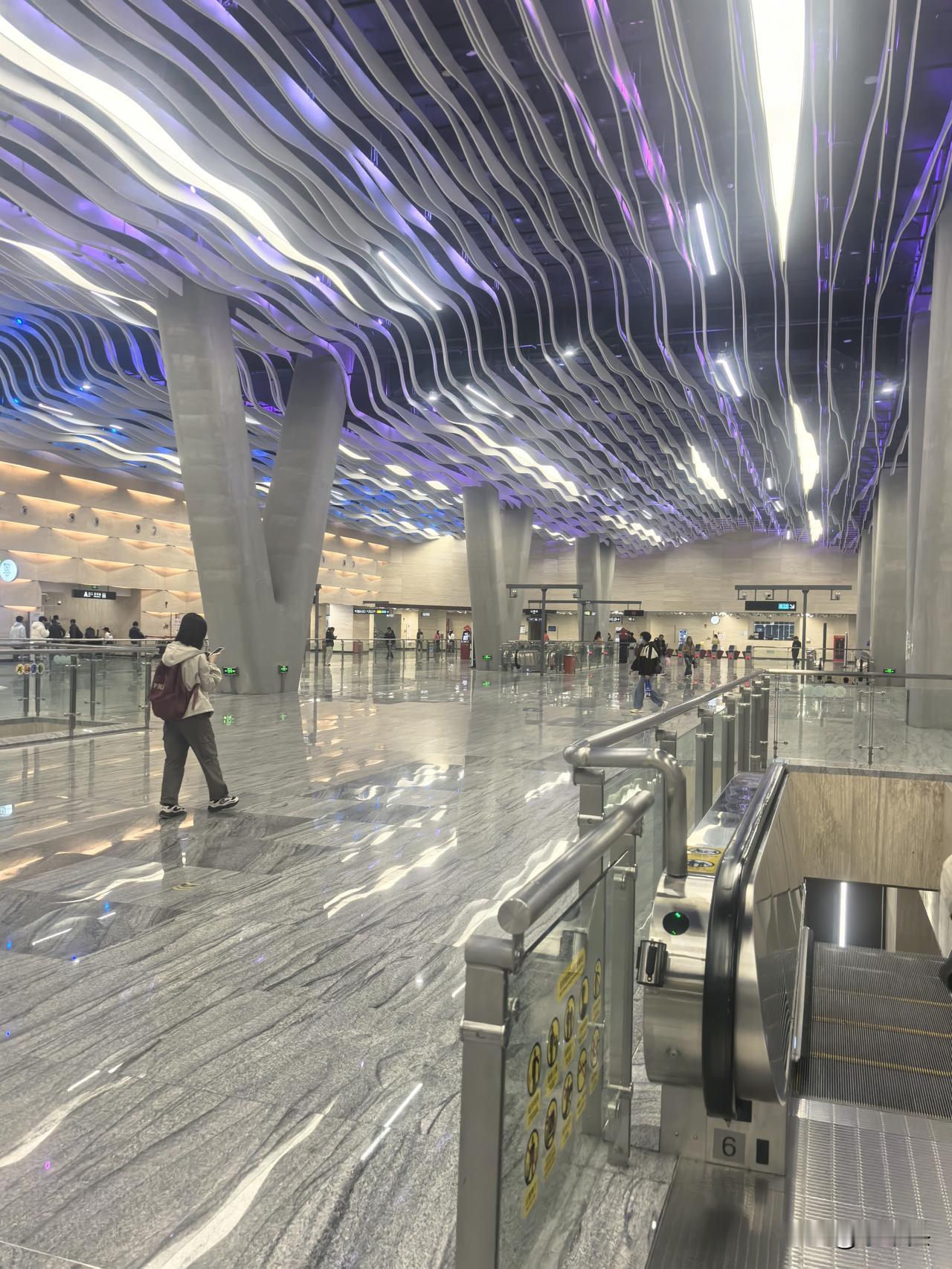 途经彩虹桥地铁站，特意拍几张照片！