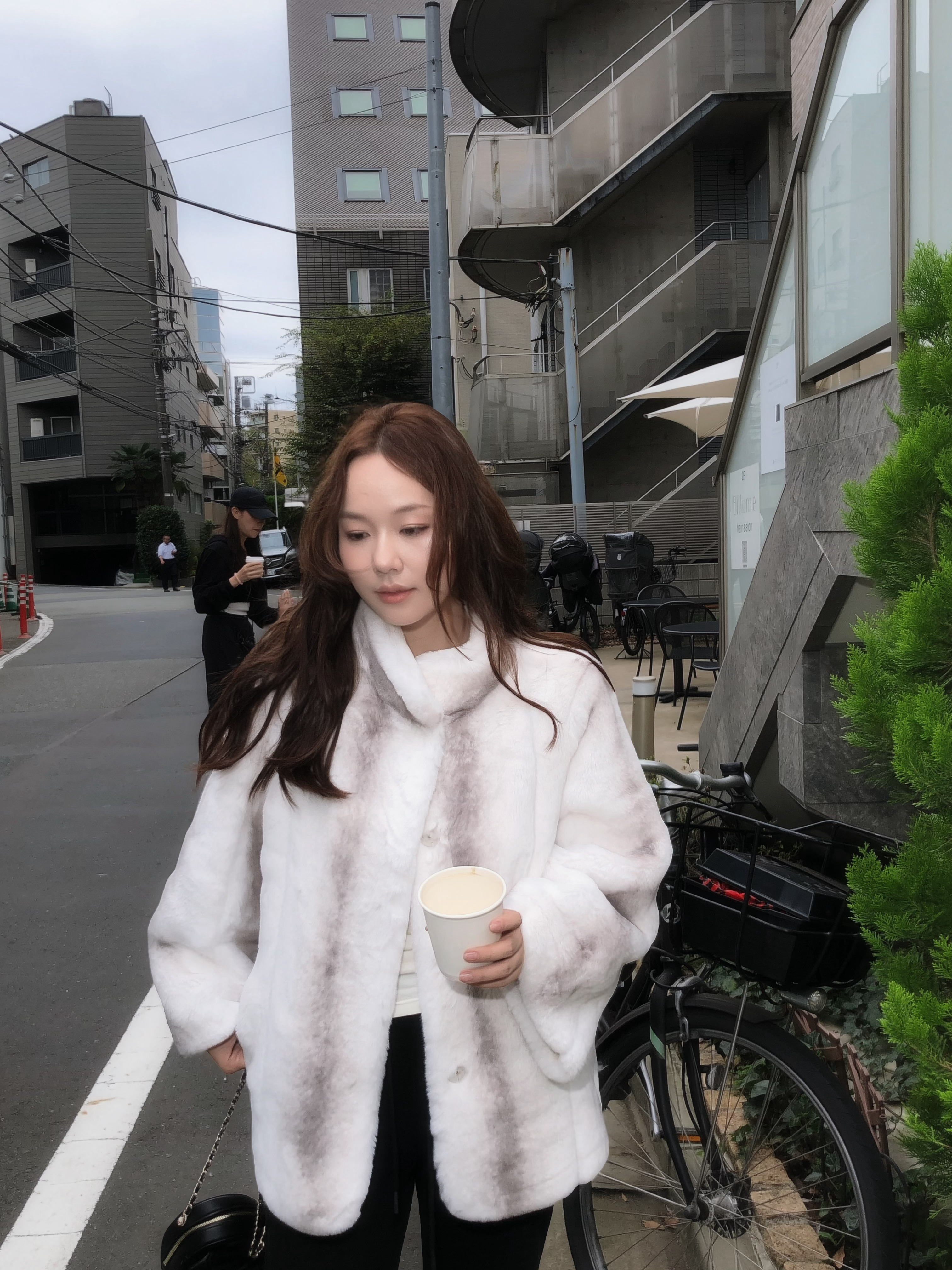 这个，大家可以去搜一下德系特路獭兔。是个什么级别。一件成衣价格不会低于2～3k。