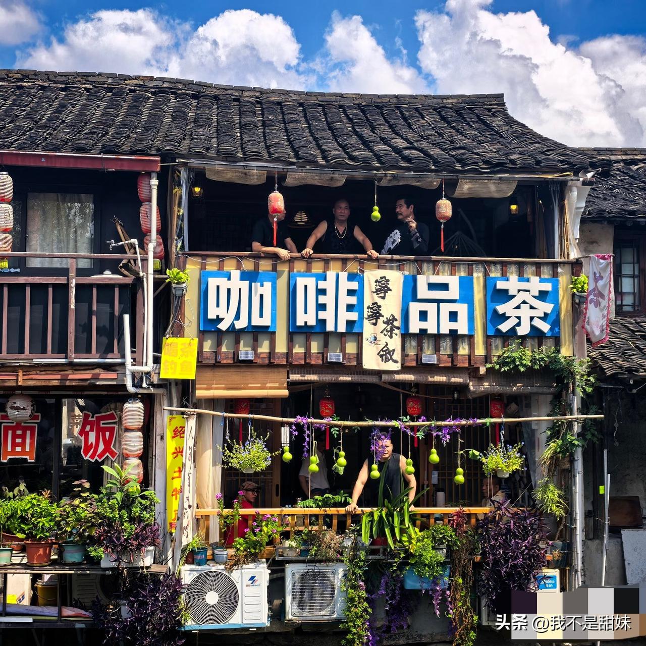 正版的7个葫芦剪了，盗版的立马就出现了！
里面站这帮人感觉像黑店，都不敢进去，里