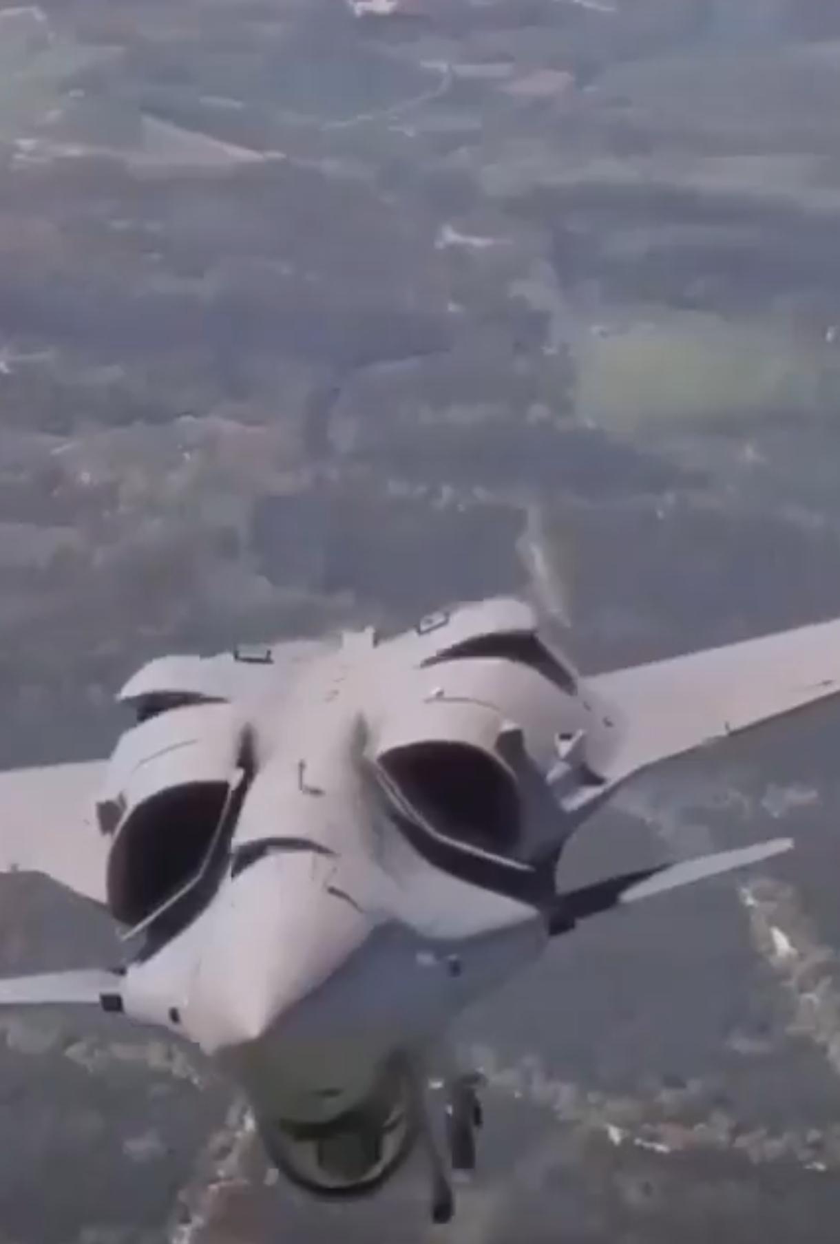 就是被巴基斯坦击落的阵风吗？倒飞，升降起落架，阿三拿阵风当摩托，专门来演杂技！他