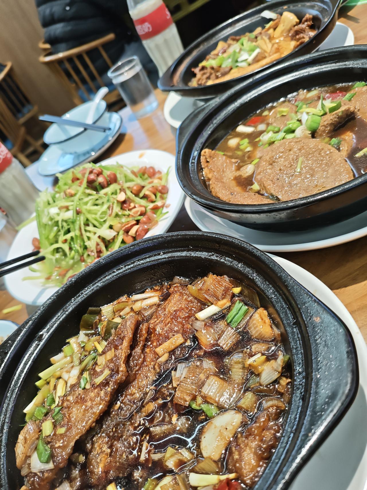 冬日生活打卡季雪天标配就是跟搭子们围炉砂锅局！咕嘟冒泡的鱼肉锅、软嫩的卤豆腐，配