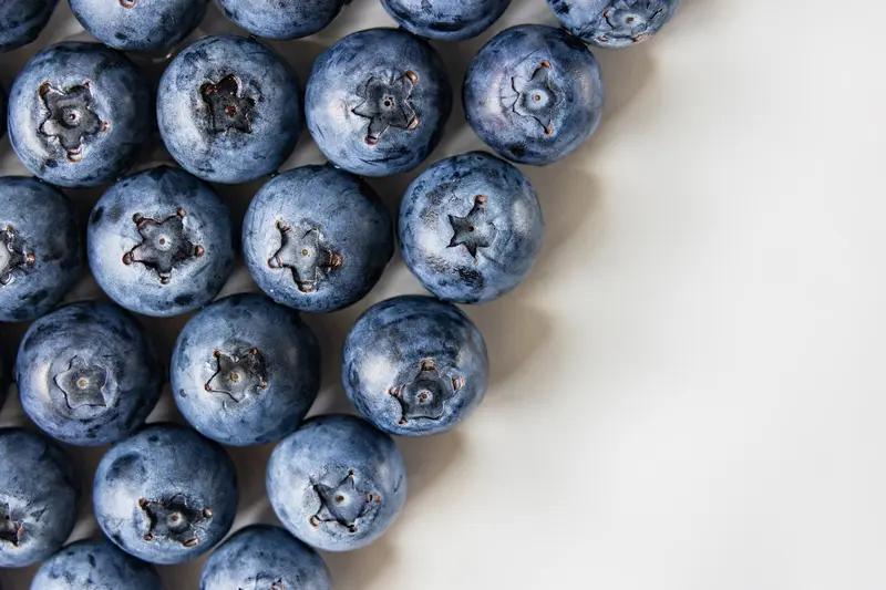 蓝莓大量上市，这酸甜可口的水果谁能不爱呢？不过医生提醒，有4种疾病患者得谨慎吃。