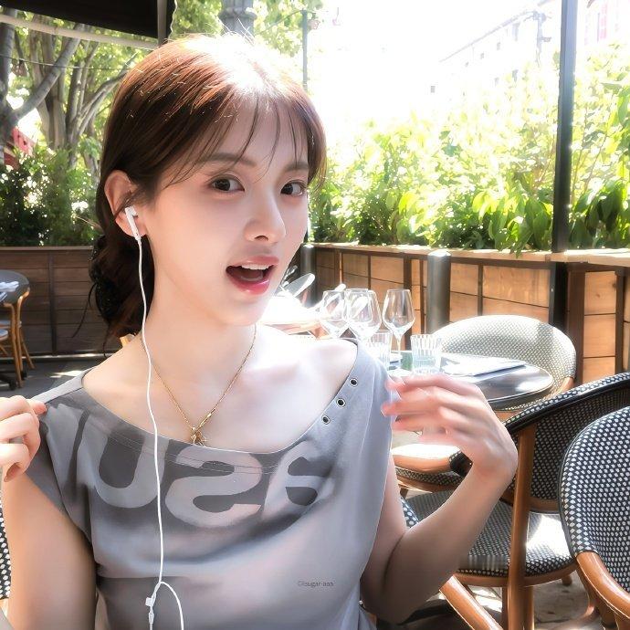 杨超越完全头像大户 谁相册里还没几张杨超越的神图啊！这趟南法行程简直是头像素材井