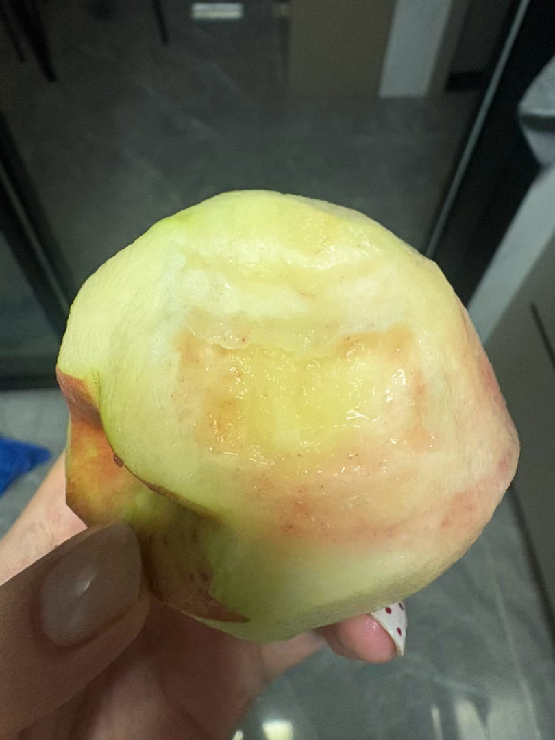 队友老家种的桃子，非常好吃，甜甜脆脆，很多水果我都爱吃脆的。比如芭乐、苹果。以前
