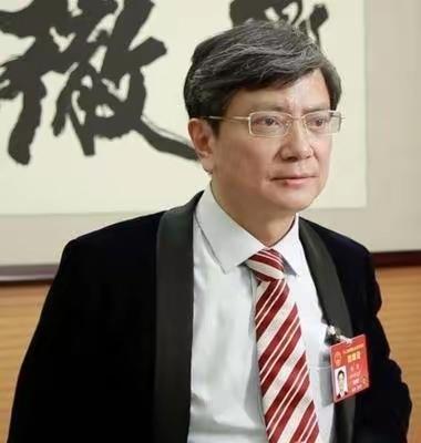 快讯
 
郑强教授连番“喊话”，担忧AI废了劳动力搅乱社会。
美国、麦肯锡等机构