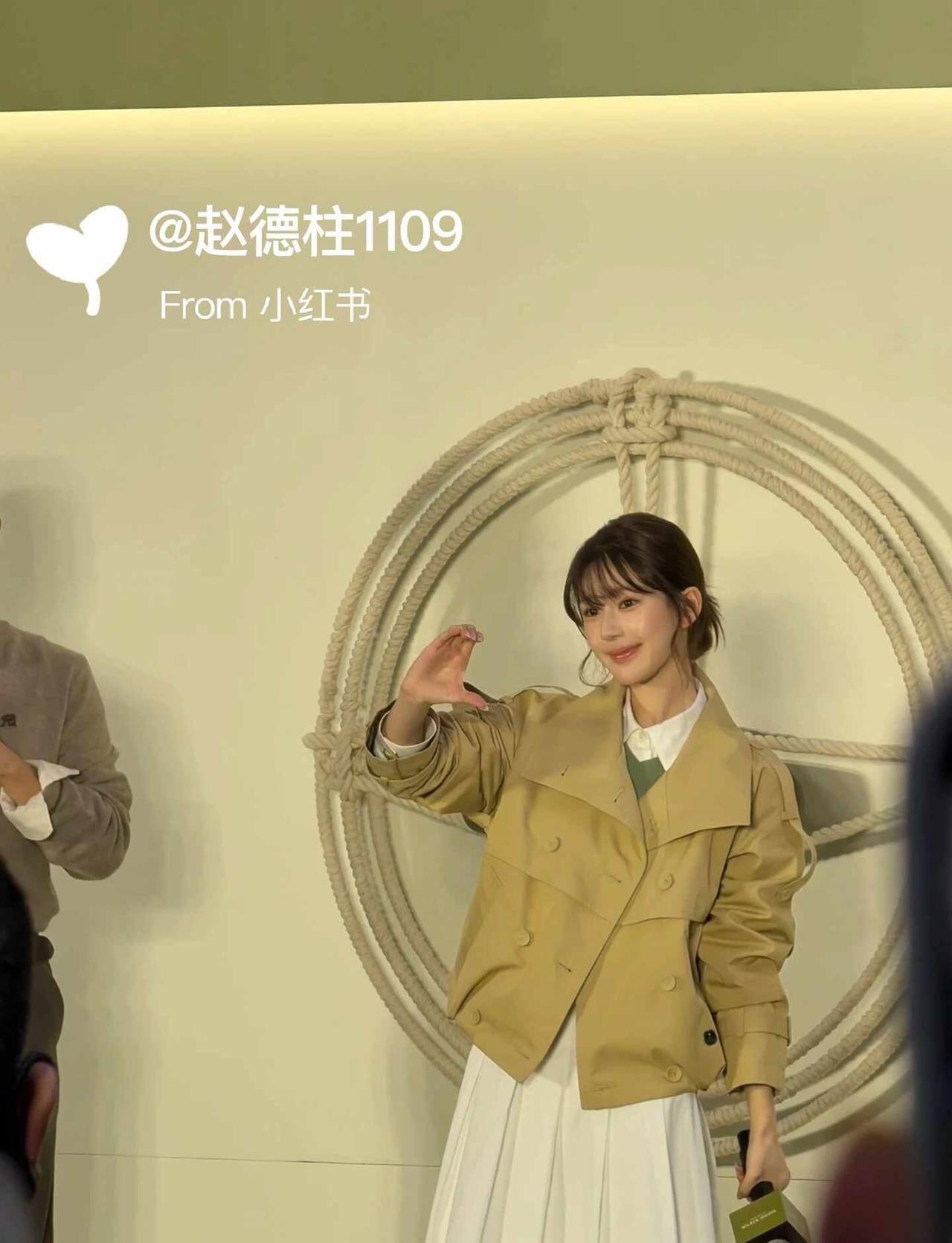 你怎么知道我今天跟露思见面了呢！！！！
好美一女的！！！赵露思 赵露思同款