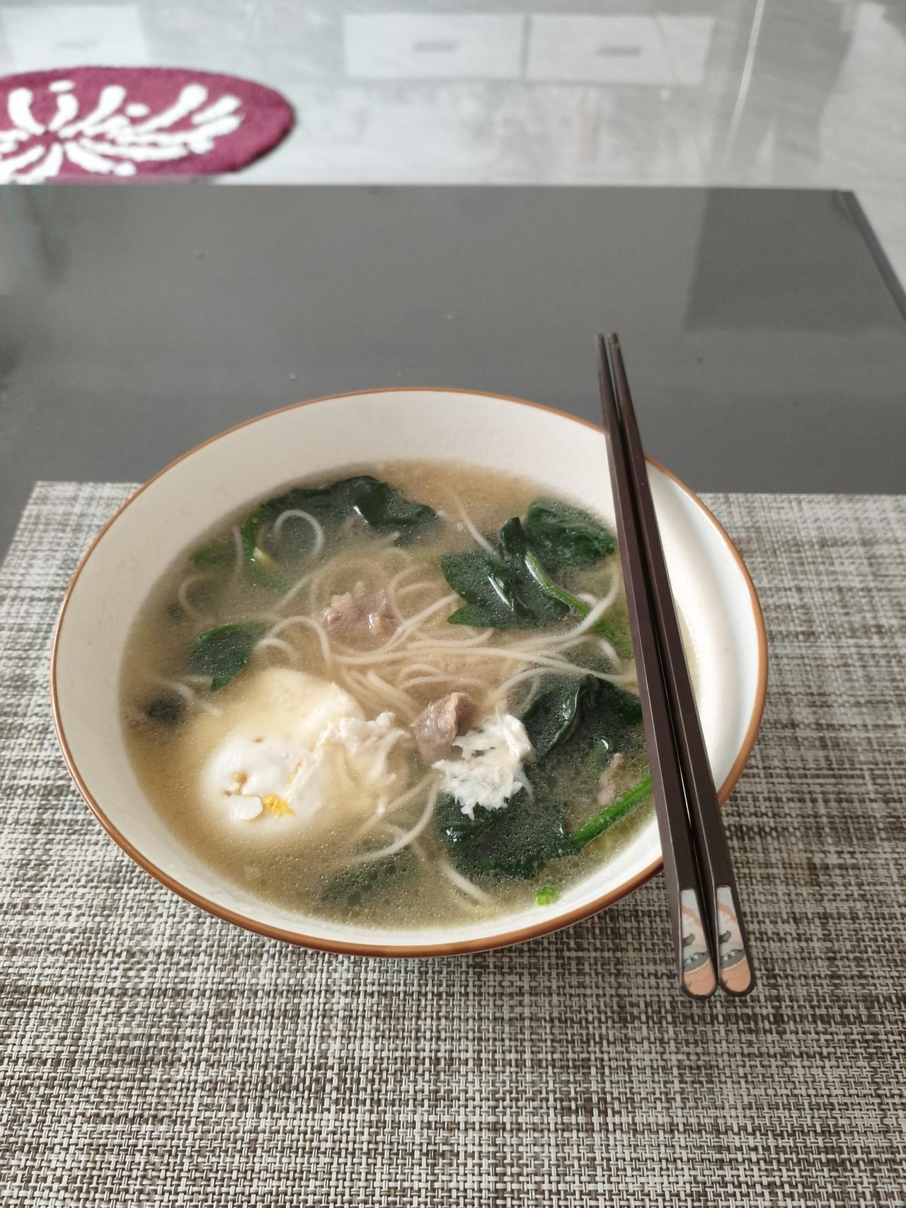 都说巧妇难为无米之炊，我今天算是体会到了！今早想做饭才发现，家里米无一粒，面无一