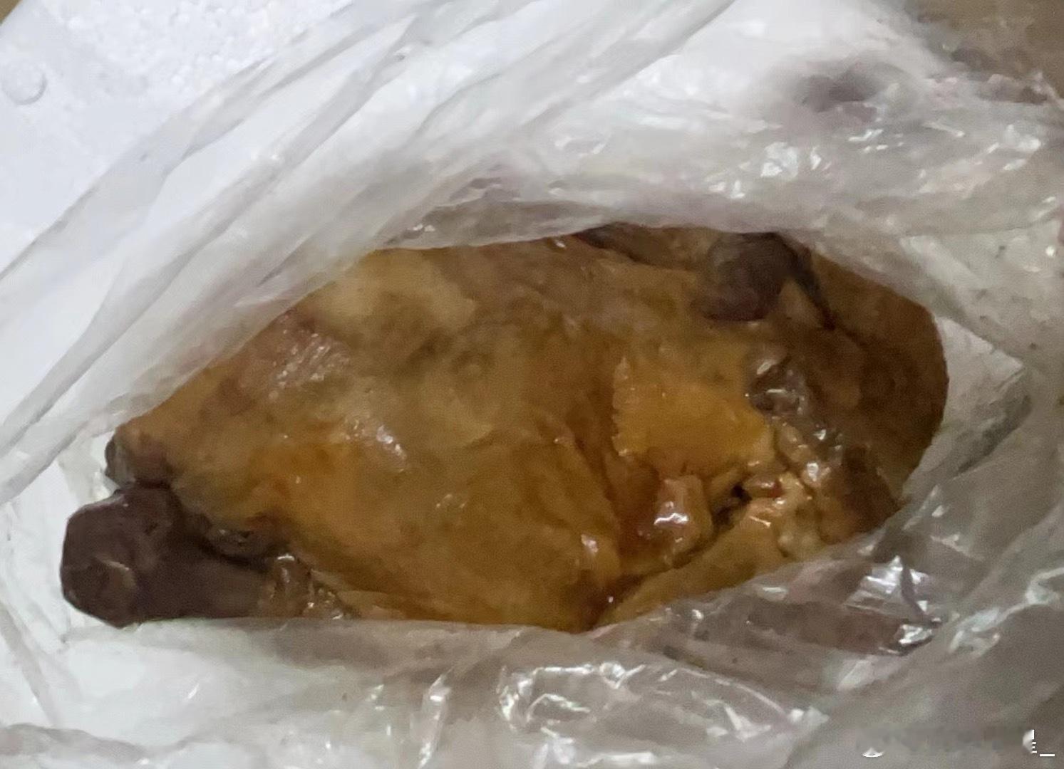 今晚的宵夜来自铁子的投喂，好感动，别看我拍成一坨，那是我心急，等我加热一下摆个盘