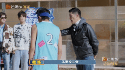 苏醒低声些难道光彩吗快乐老友记收官 被这句“低声些难道光彩吗”笑疯！苏醒一本正经