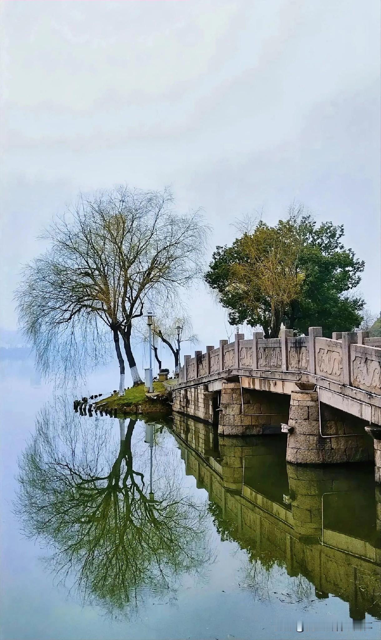 上联：西湖断桥人归后
下联：有请雅士[玫瑰][玫瑰][玫瑰]