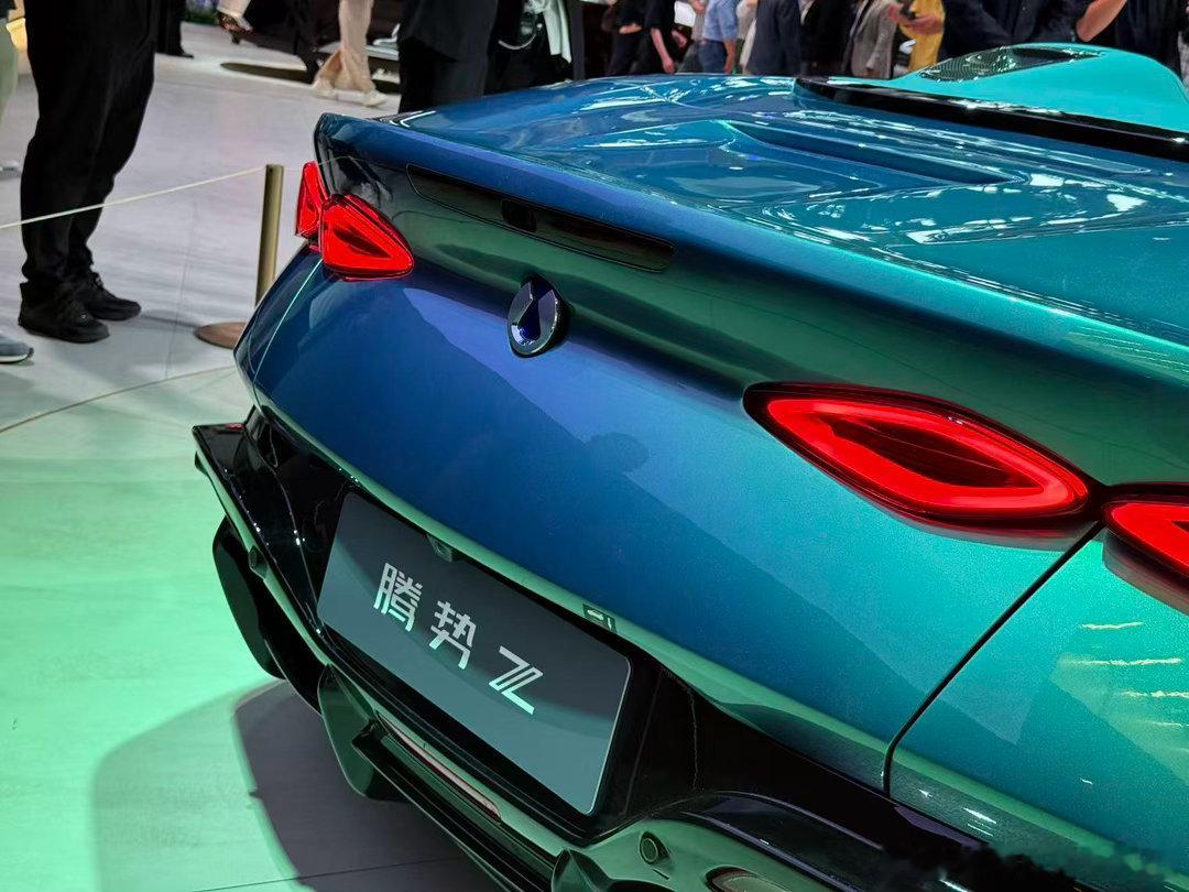 其实敞篷和超跑是挺难结合的，因为传统超跑追求极致性能，而敞篷机构既增加车重又影响