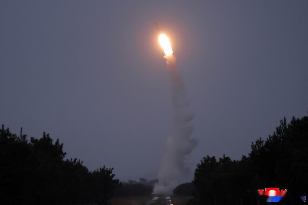 金正恩观摩朝鲜试射新型防空导弹朝鲜导弹总局于１２月２４日在朝鲜东海进行了正在研发