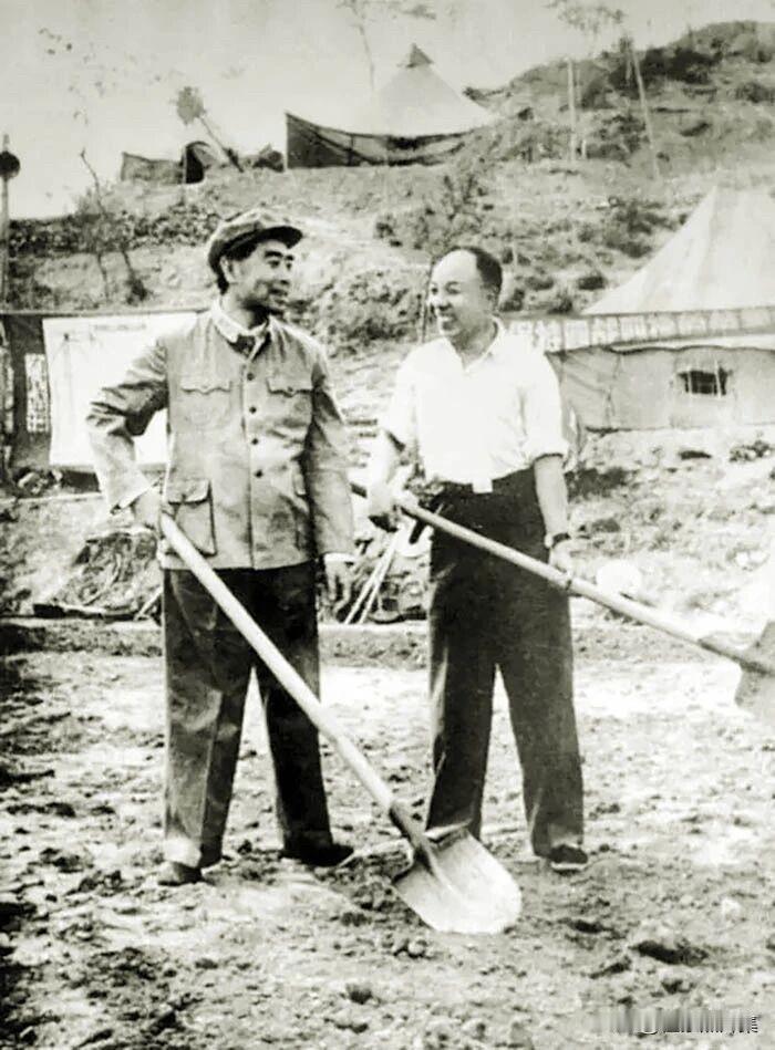 1958年，在十三陵水库的工地上，周恩来总理与萧华上将一同挥锹铲土的场景，成为了