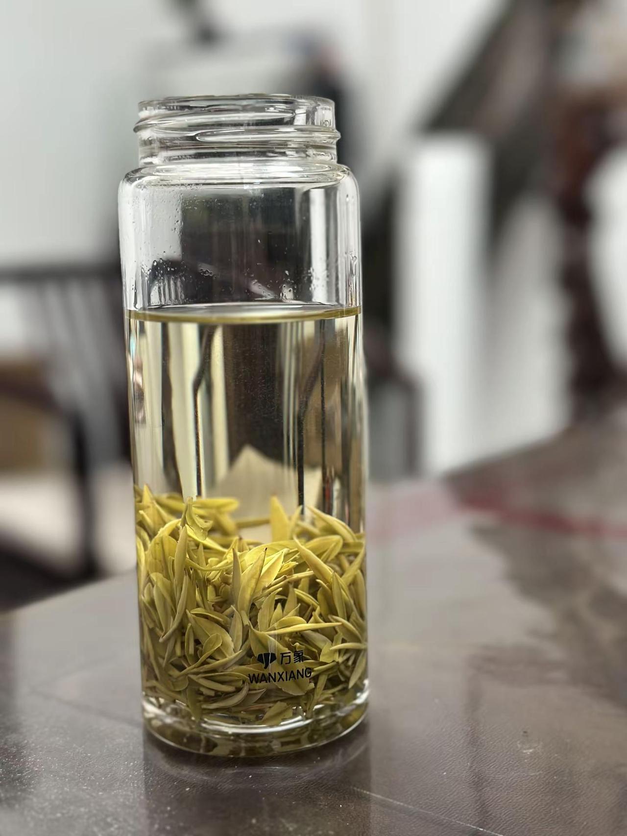 人生如茶，初尝苦涩，细品回甘。浮时不骄，沉时不馁，慢下来才懂，所有煎熬，都是成全