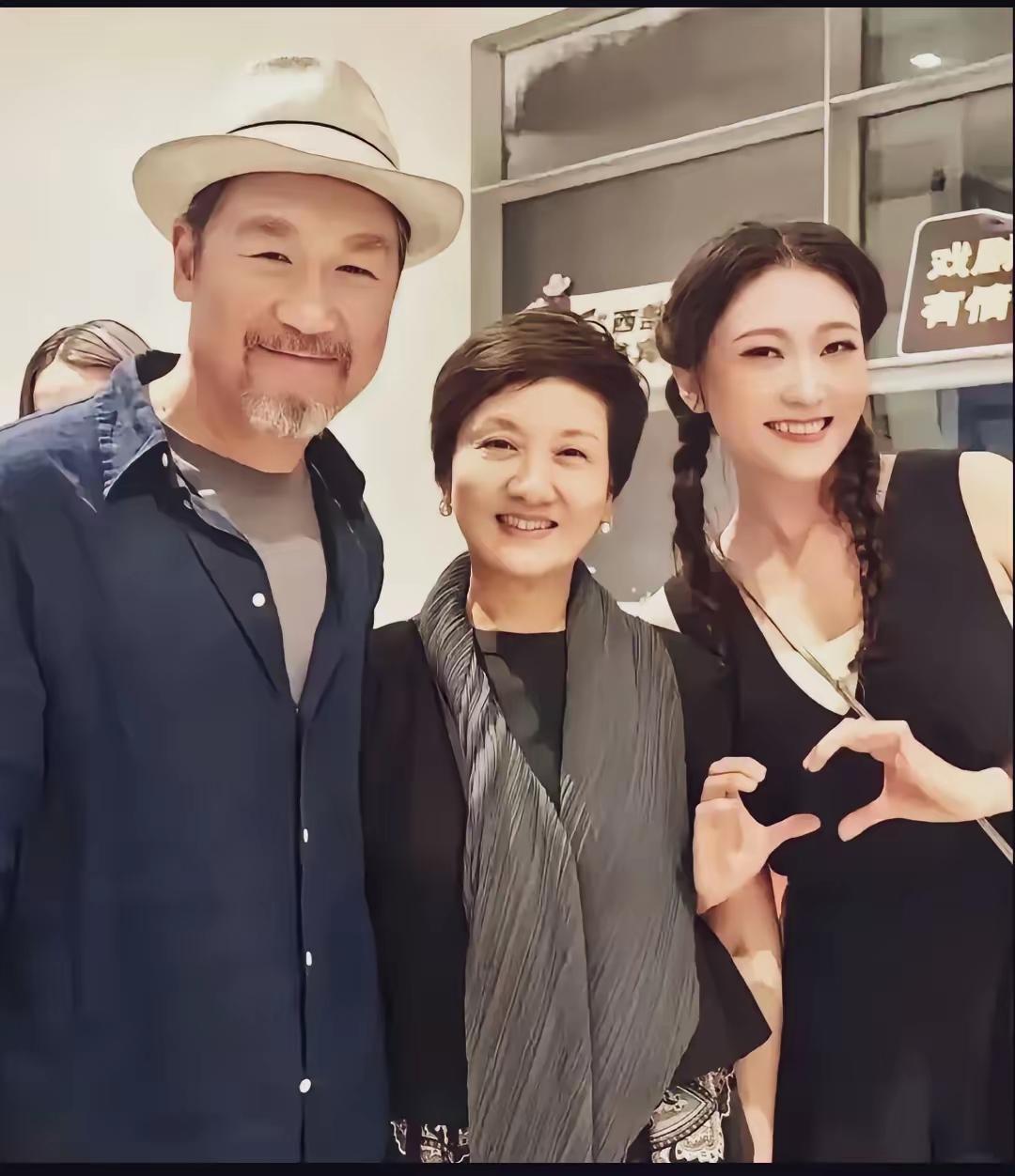 还真别说，这再婚二胎领养的孩子，还真像。张国立和邓杰领养的女儿长得像邓杰，跟邓杰