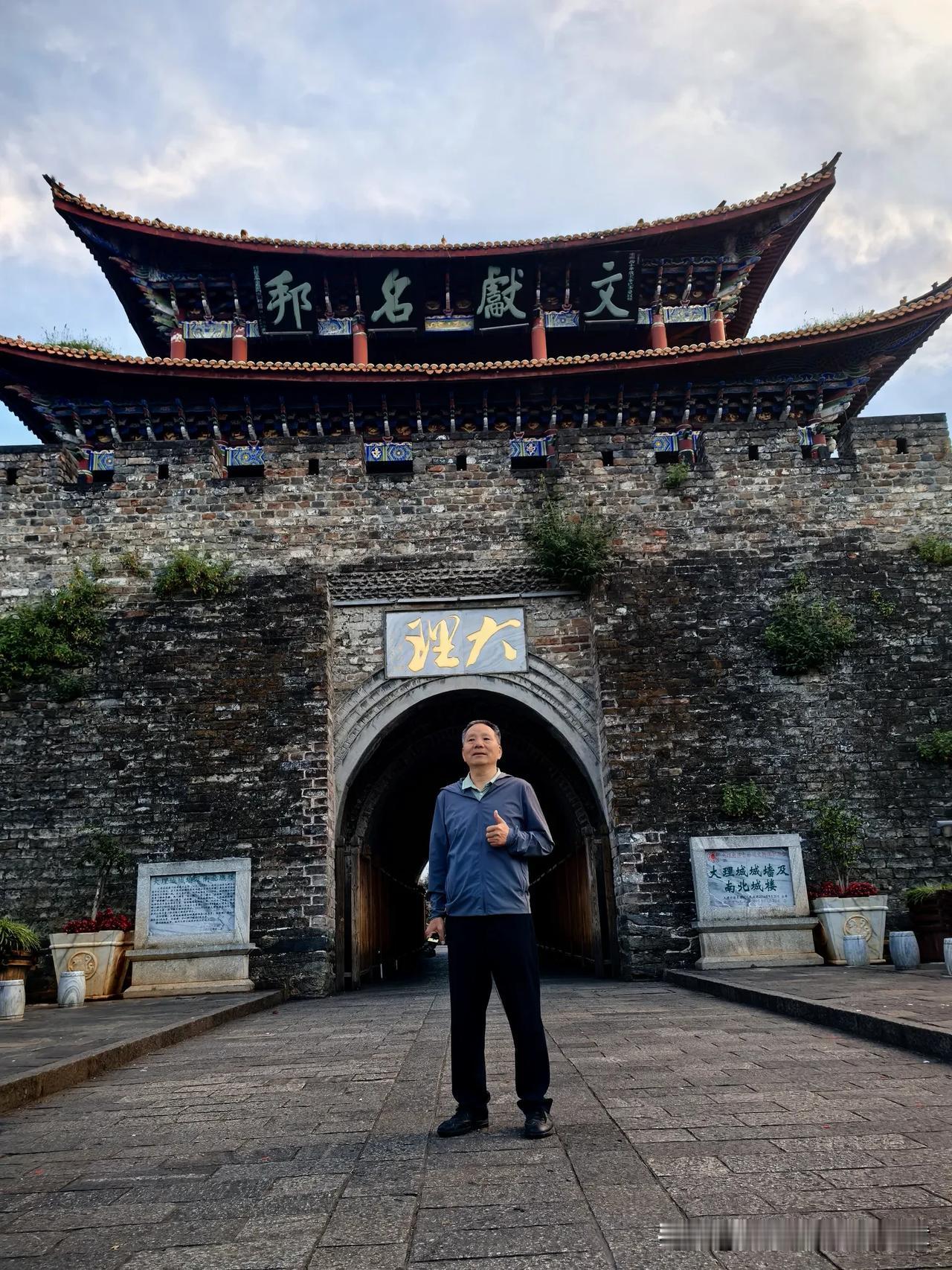 《朝发盘山饭千像寺》
一一黄汝亨（明）
初日盘峰爽气侵，薄云轻骑上高林。石横晓岫