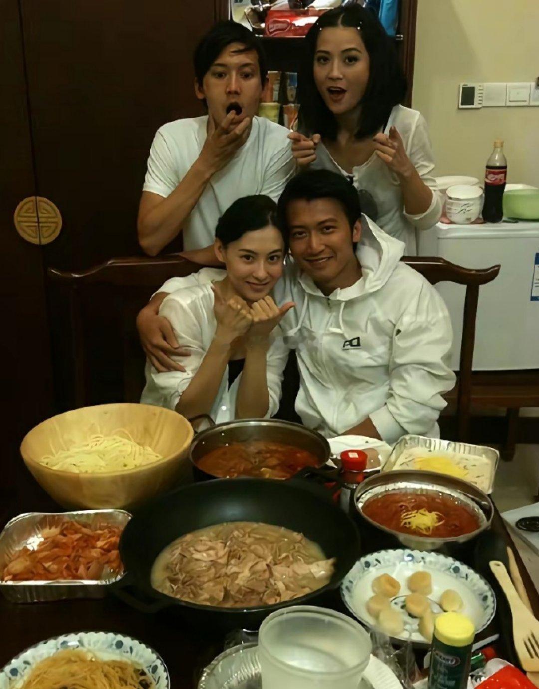 这是2010年谢霆锋张柏芝请阿Sa和朋友来家里吃饭拍下的美好合照，柏芝和霆锋下厨