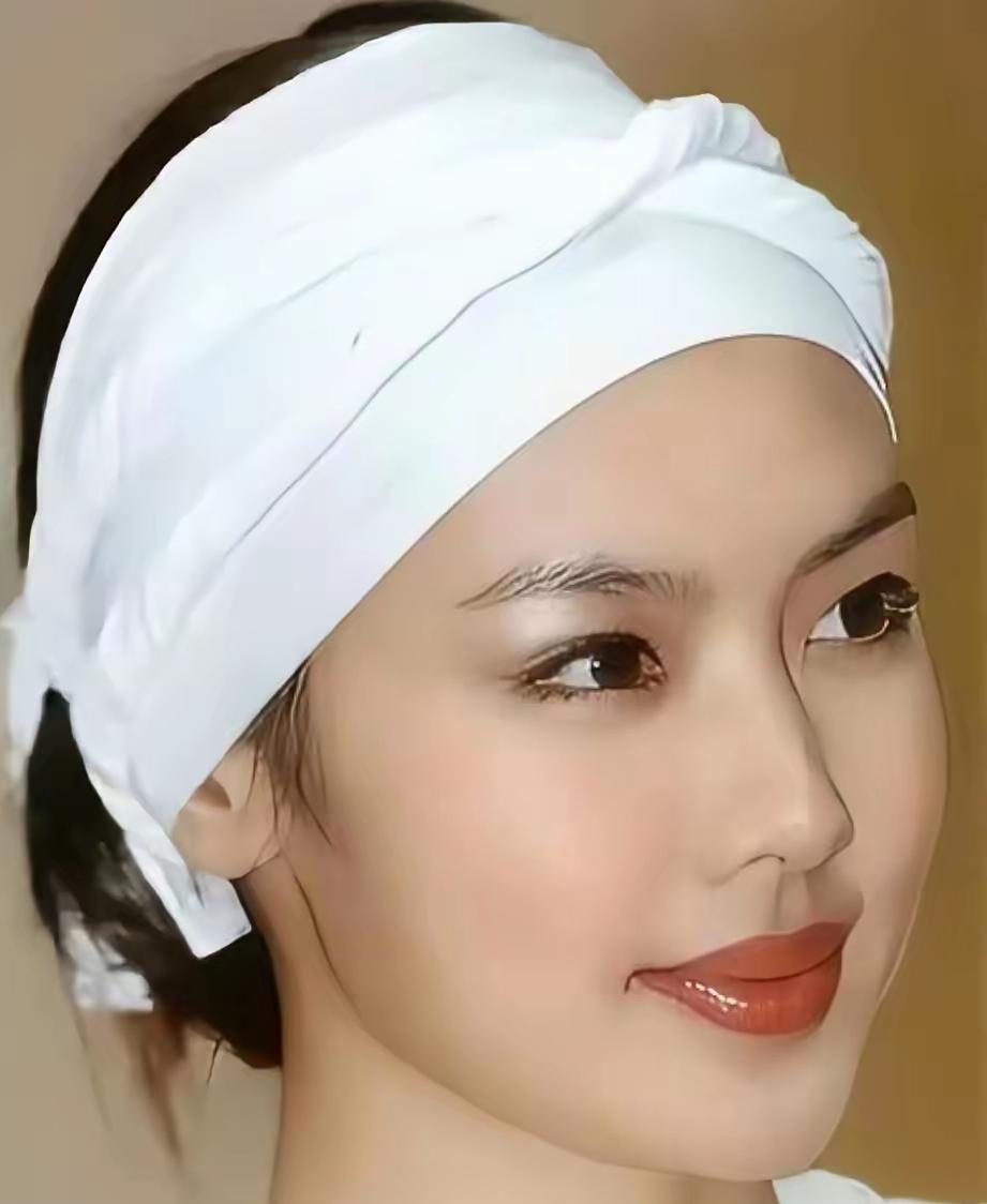 总感觉得乐基儿嘴和血鼻子有点怪怪的，盛世美颜？就是说不出……
 爆料 八卦手册 