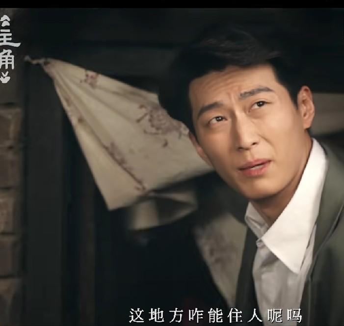 刘红兵和胡三元，两个大男人，进到易青娥住的库房，脱口而出的是同一句话，“这地方咋