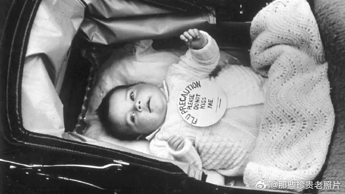 一百年前，一个婴儿身上挂着“预防流感，请别亲我” 