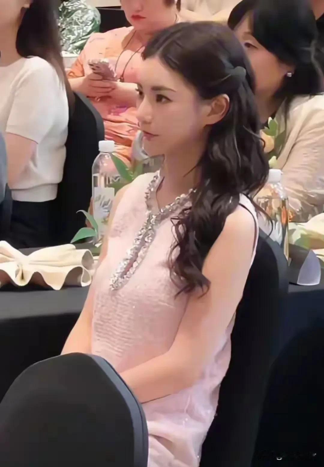 马筱梅现在像是汪家的吉祥物和广告牌。

汪小菲不论走到哪里都带着马筱梅，马筱梅也