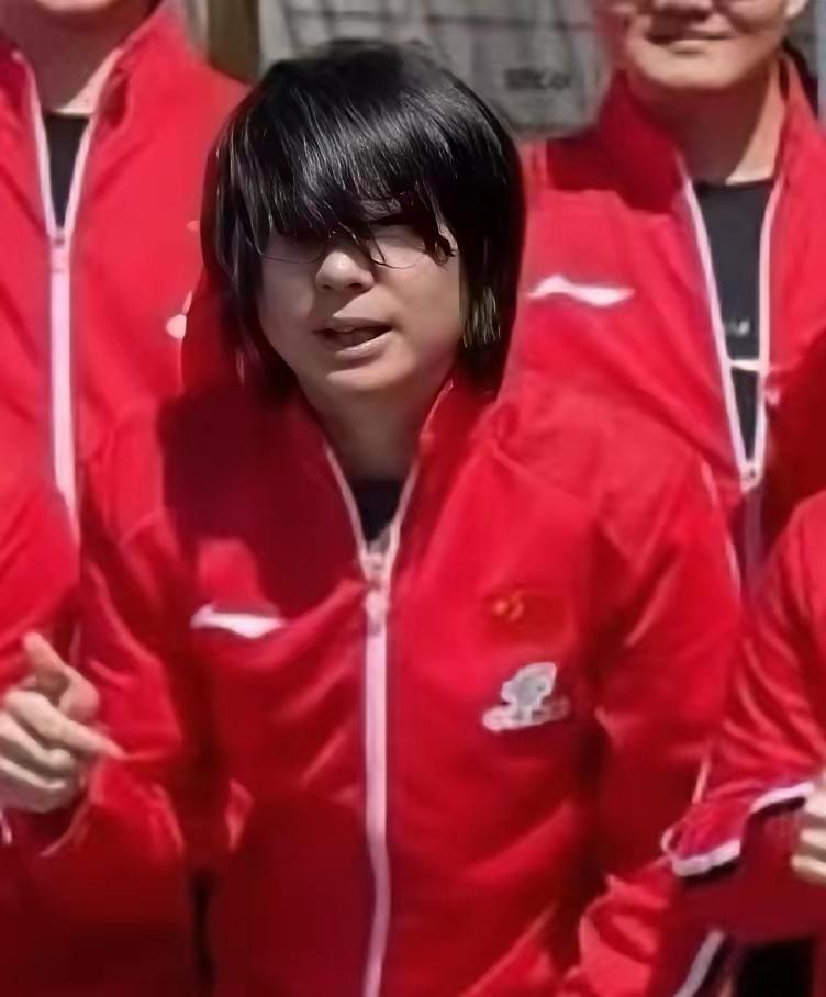 国乒出发伦敦大合照，国乒女队陈熠因为过长的刘海遮住双眼而意外冲上热搜，有人说第一