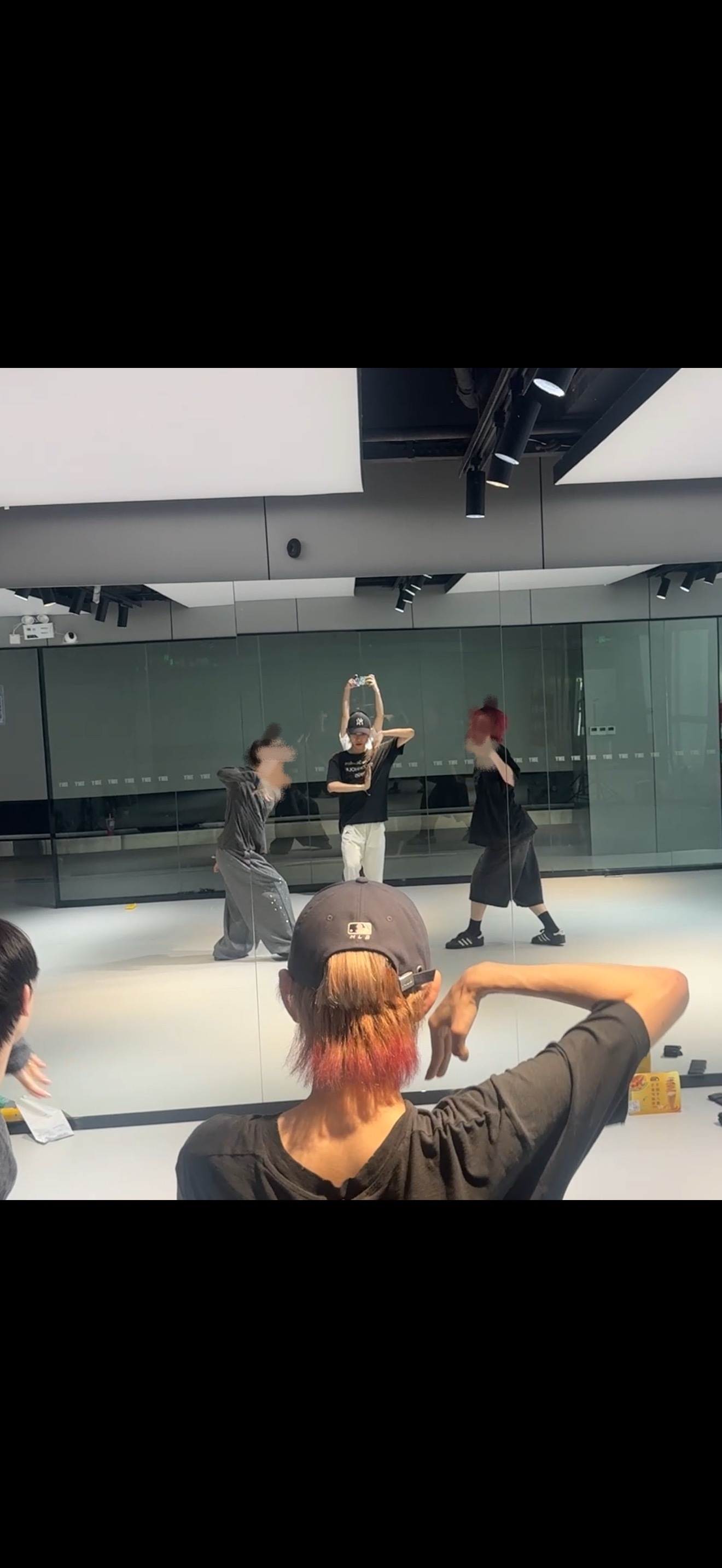 从上海来杭州排练排了一个半小时排完了，现在坐高铁回去，我不行了 太有效率 