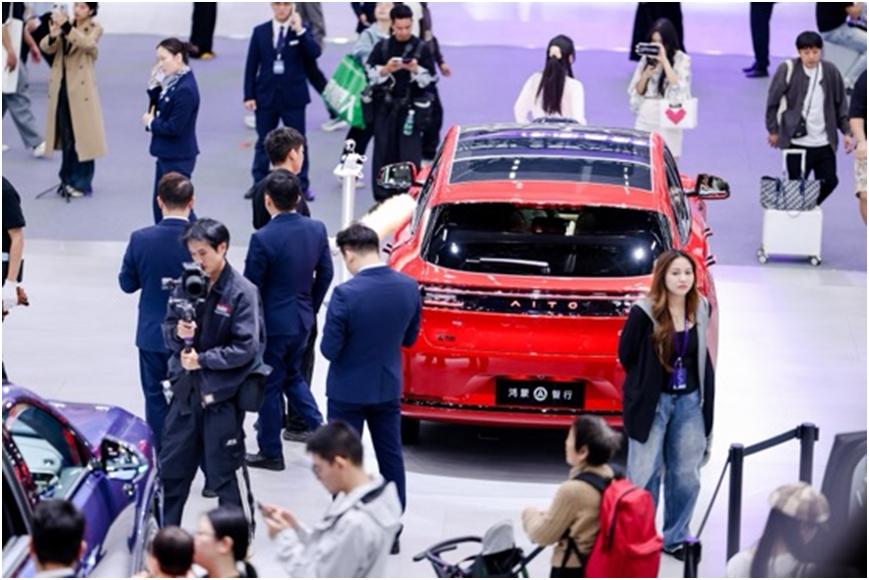 问界新M5 Ultra亮相广州车展，说它是20万级标杆没人不服吧
在广州车展的鸿