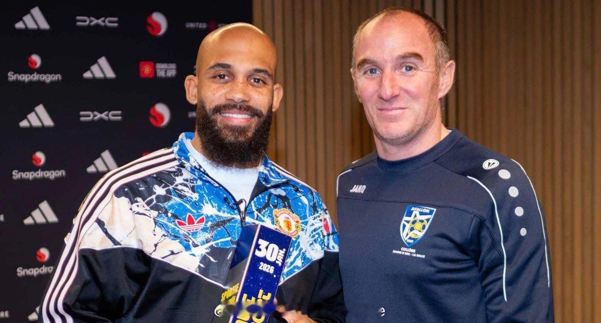 姆贝乌默以前就读学校的学弟学妹们参观老特拉福德和卡灵顿一些爱曼联的种子在发芽🌱