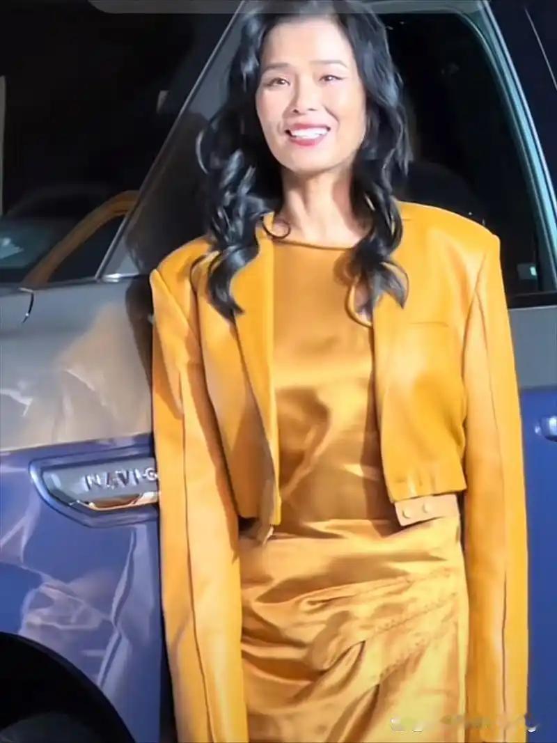 63岁的韦唯在访谈中撕开了当年跨国婚姻的浪漫滤镜，直言嫁瑞典前夫完全是上当，从未