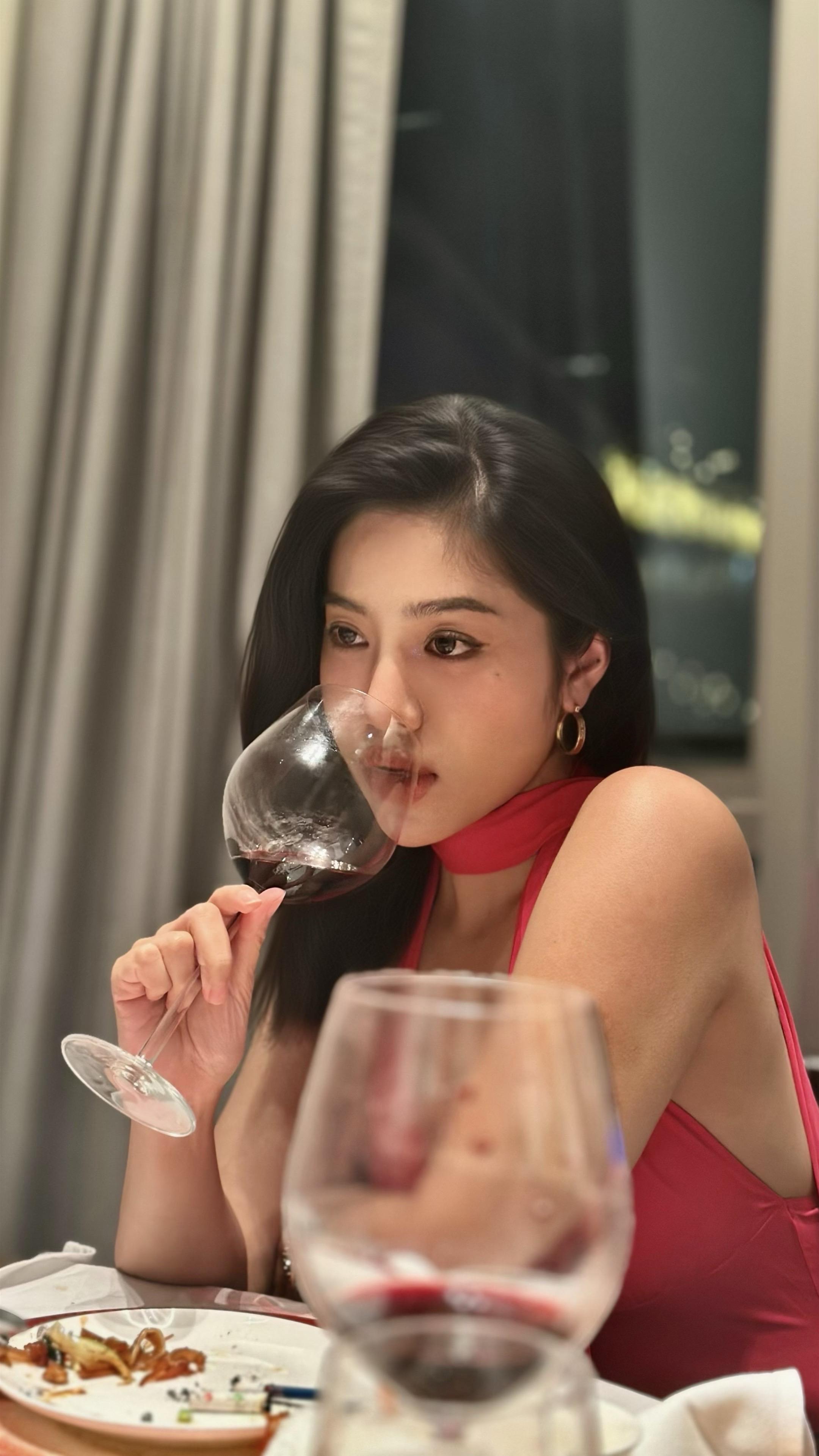 喜欢我不是正常的吗？又美又性感又搞笑🤪。