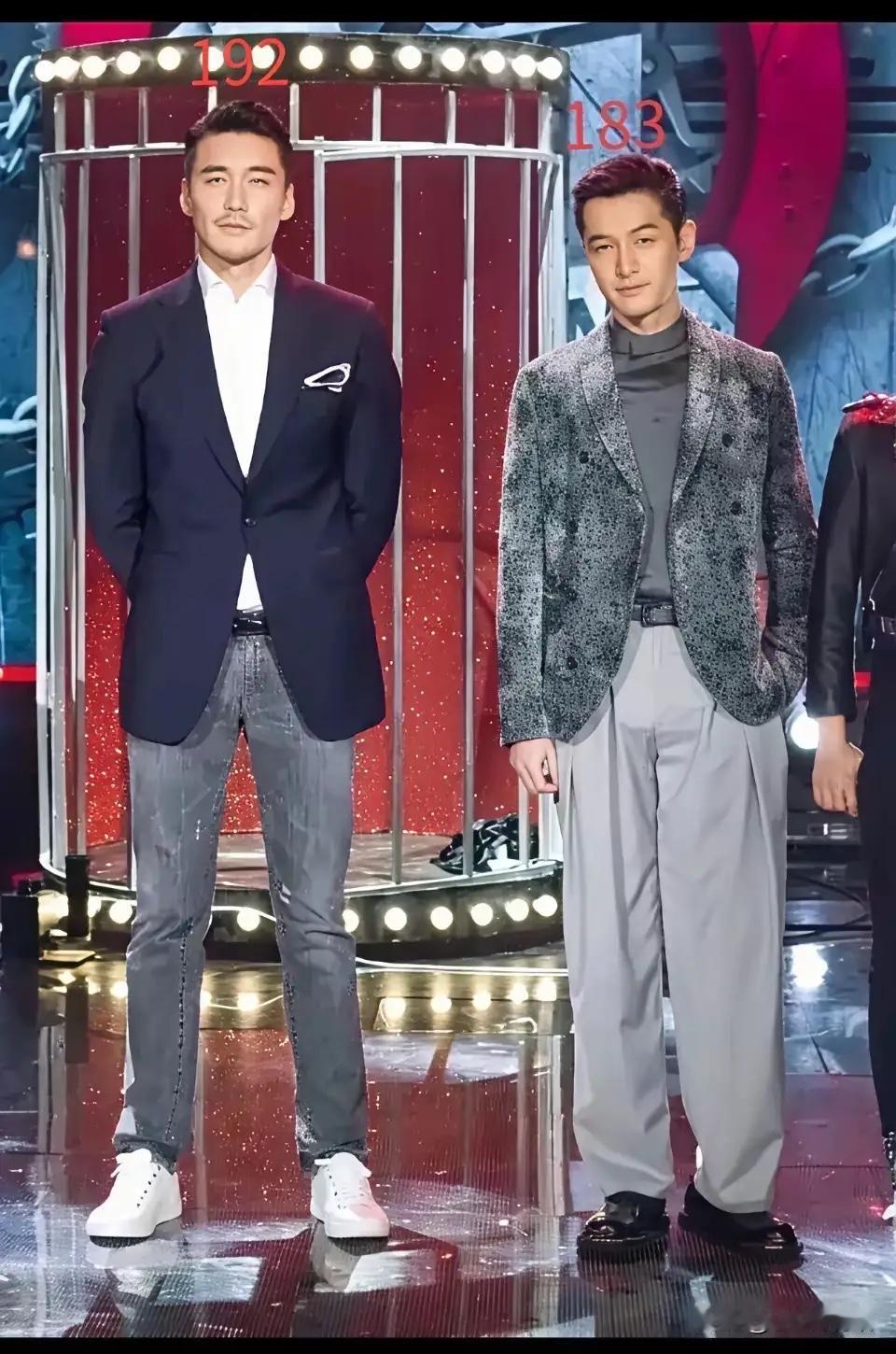 看这张照片
50岁的胡兵和胡歌一张合影
看状态，胡兵一点也不输给年轻的胡歌啊
但