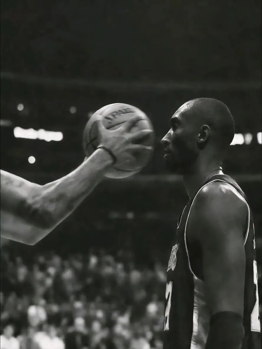 温暖从不是别人给的，是你心里长出来的光：给陌生人一个微笑，给晚归的自己留盏灯，你