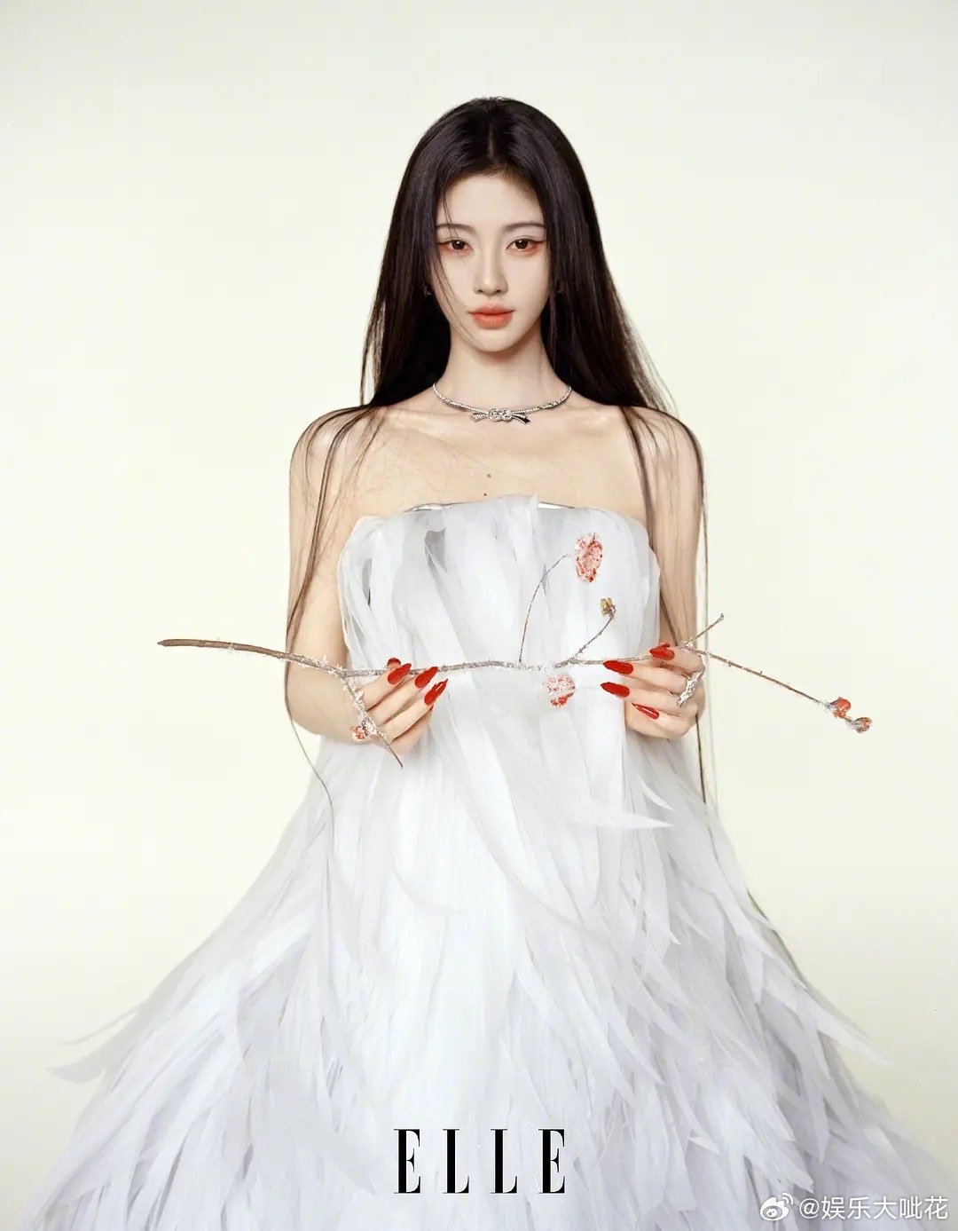 鞠婧祎杂志开售鞠婧祎这期Elle 拍的真蛮好的，策划也用心诶！万花世界梦幻联动，