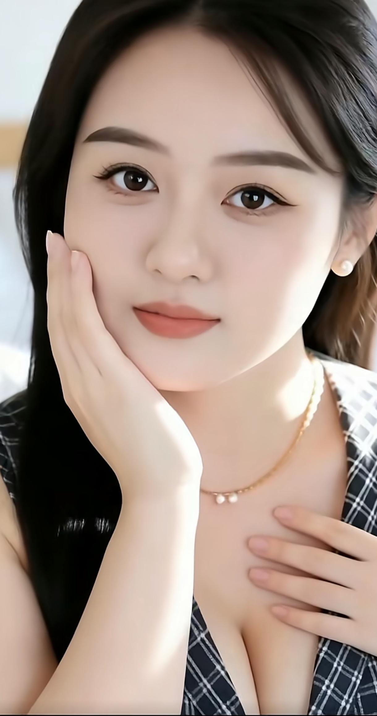甜美笑容，温柔眼神，优雅气质，完美妆容，时尚穿搭，女神范儿今日分享随手拍照片 超