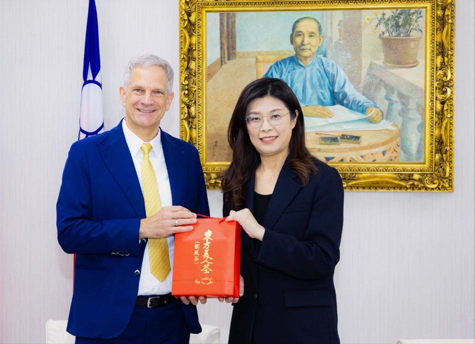 国民党主席郑丽文今天（11月16日）在社交平台发文透露，她在国民党党中央接见“德