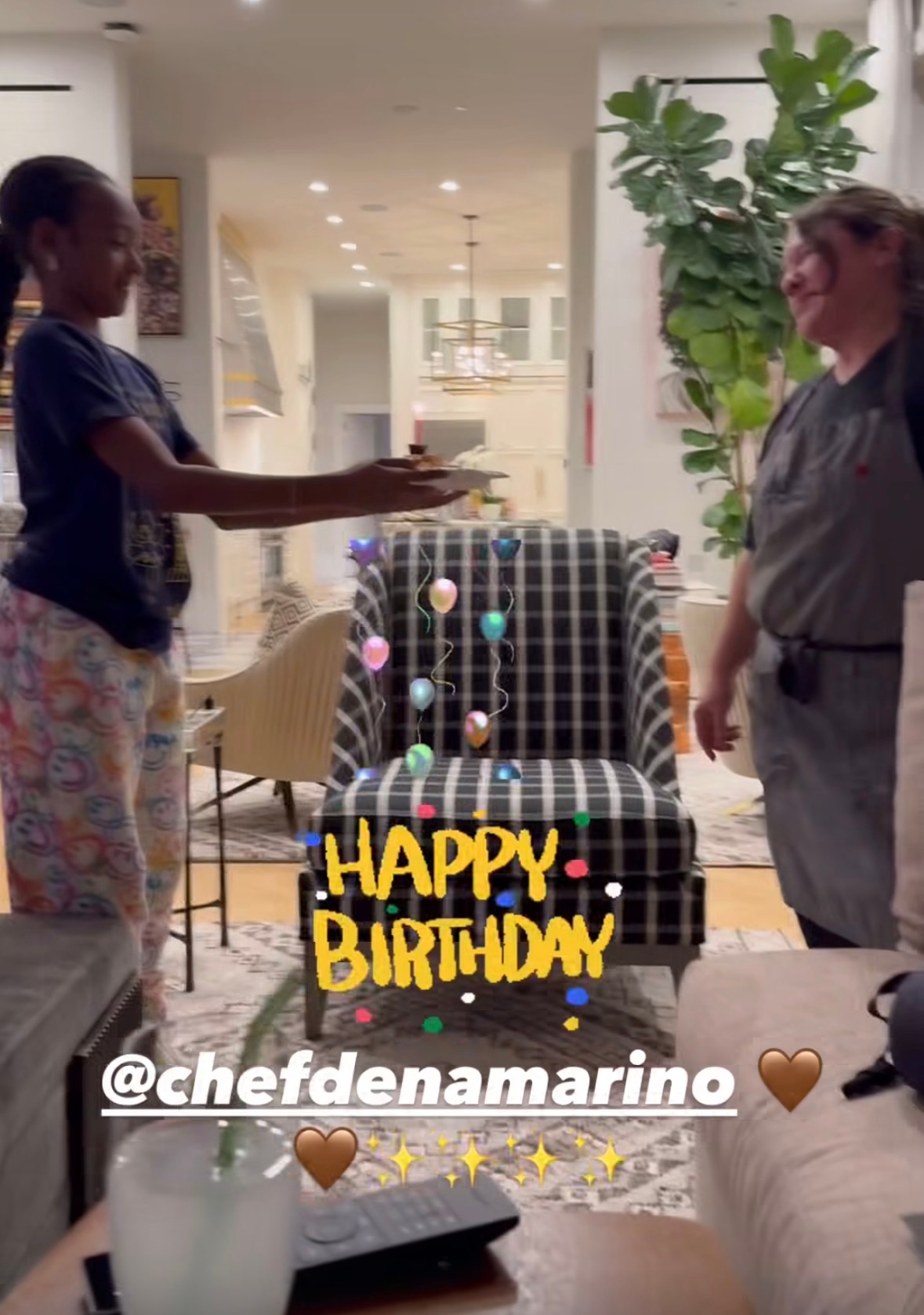 詹姆斯一家人给自家的厨师唱生日快乐歌，这氛围简直太好了☺️！NBA常规赛nba